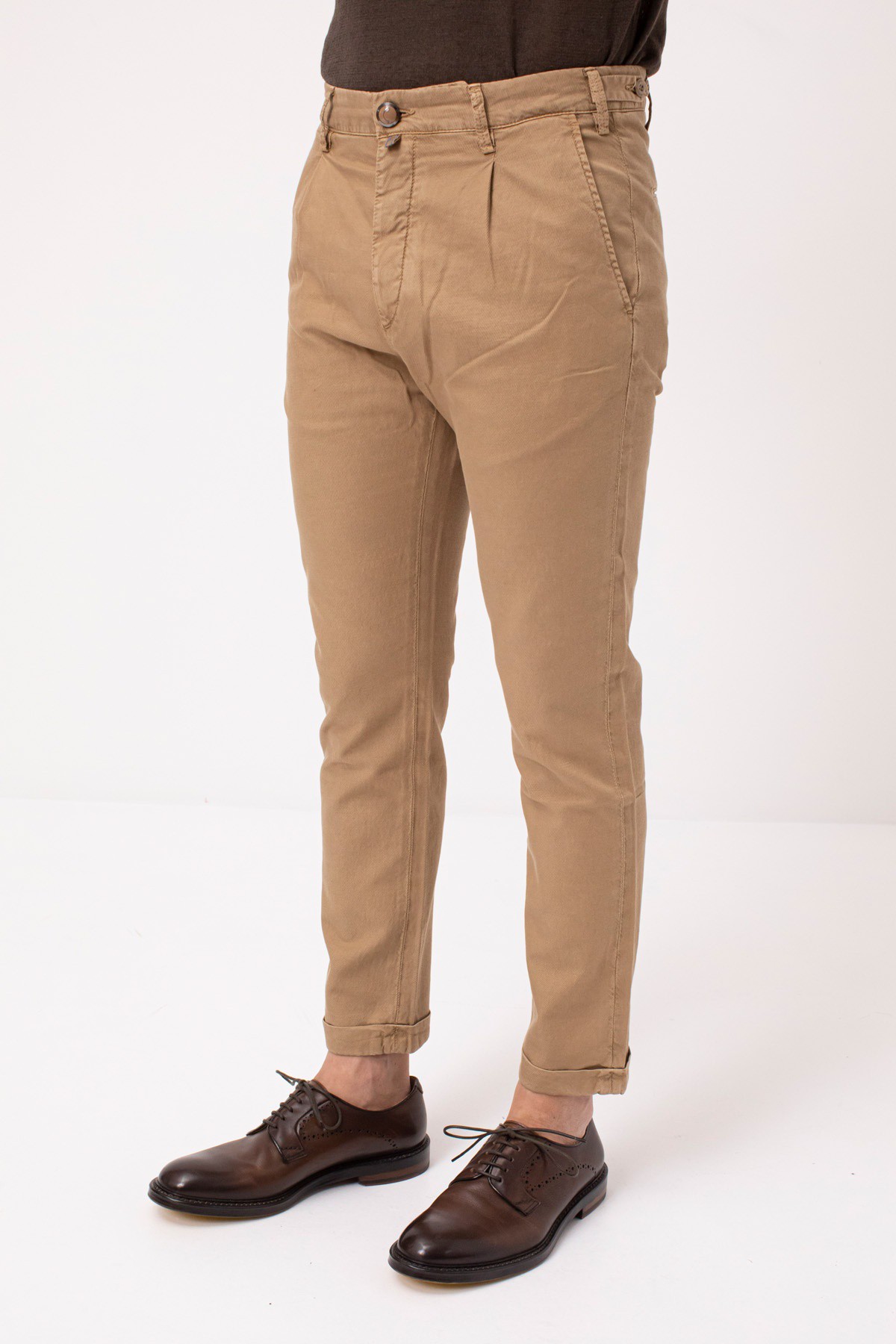pantaloni-beige-uomo-875ikl-1.jpg